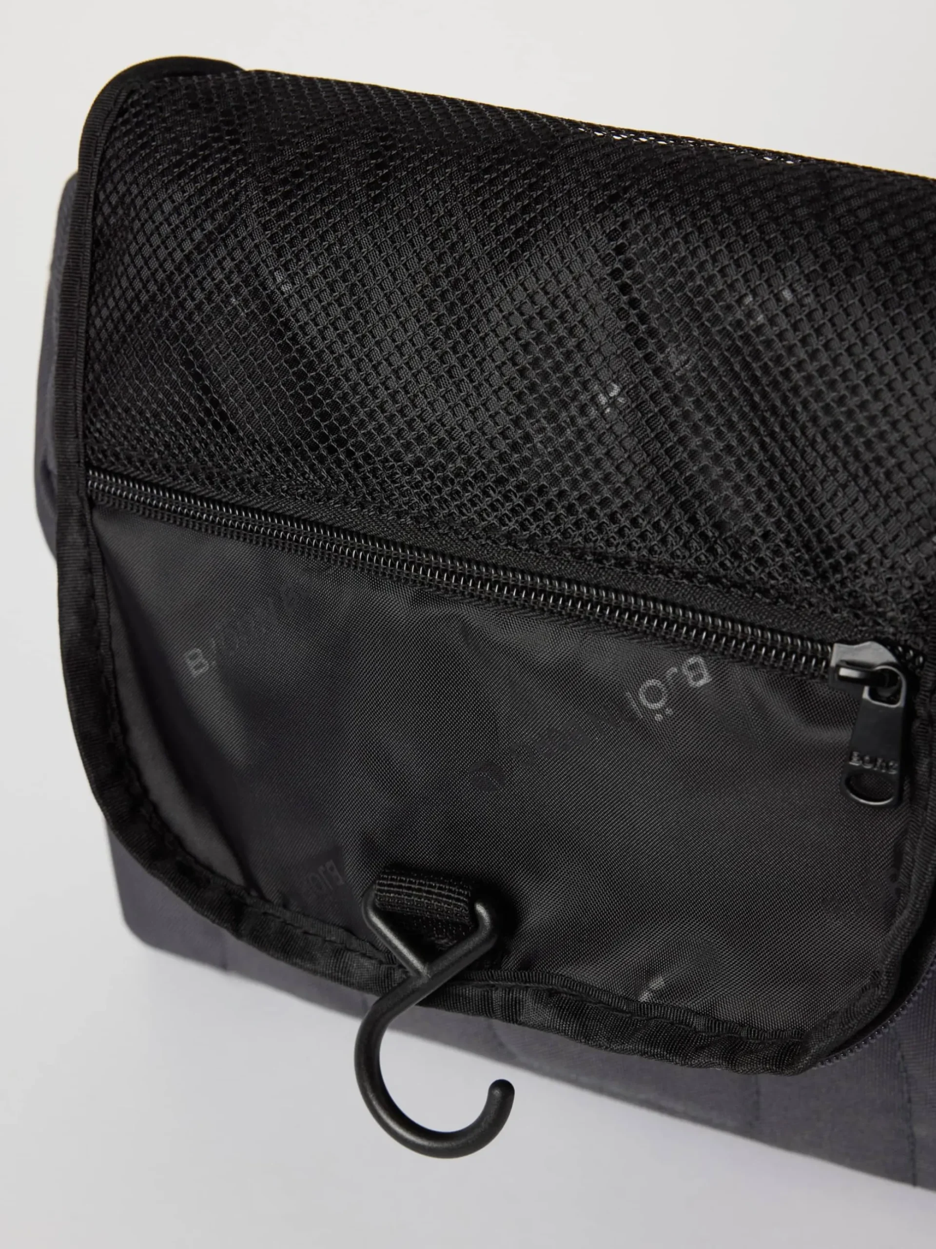 Core Wash Bag Hanging